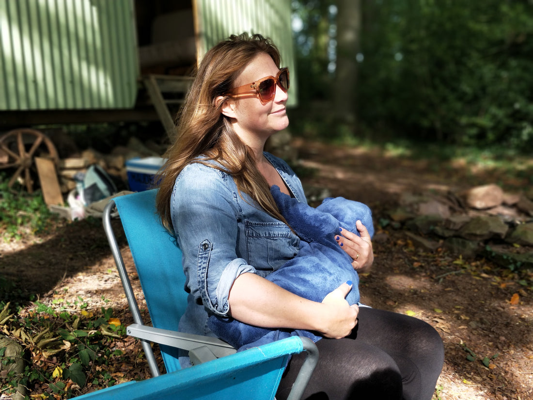 mum-sat-in-chair-outside-with-sunglasses-breastfeeding-baby-bon-and-bear