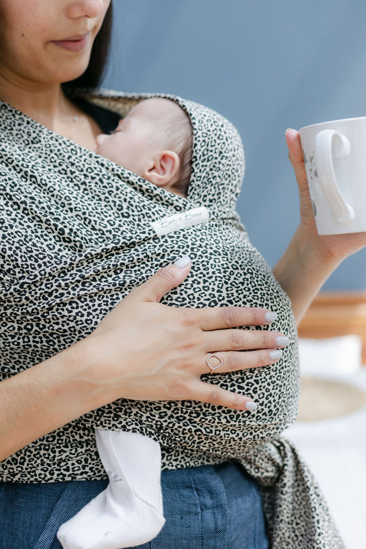 mum-looking-down-at-baby-inleoaprd-print-baby-wrap-sling-carrying-coffee-bon-and-bear