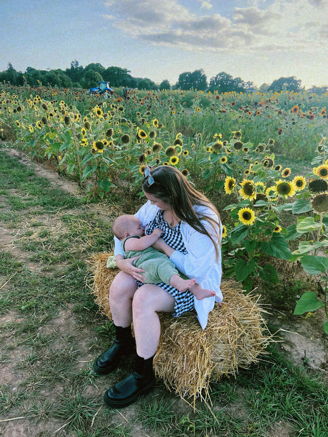 mum-breastfeeding-baby-sat-in-sunflower-field-bon-and-bear