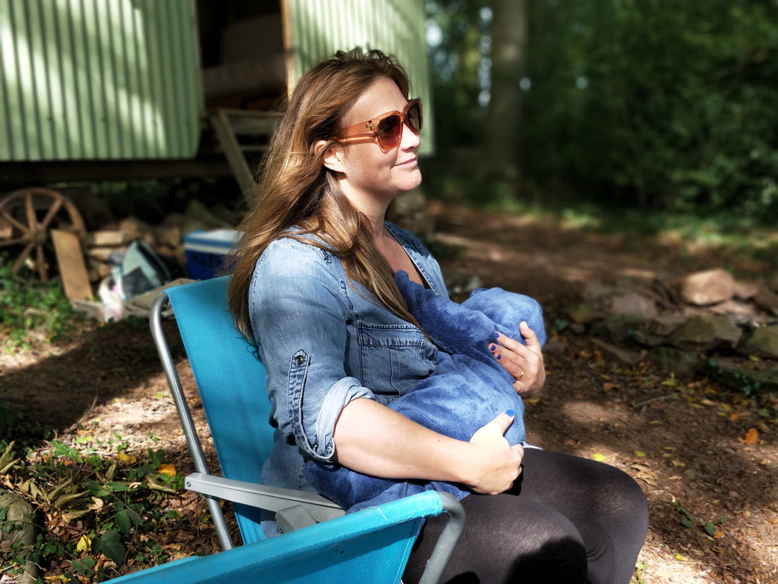mum-sat-in-chair-outside-with-sunglasses-breastfeeding-baby-bon-and-bear