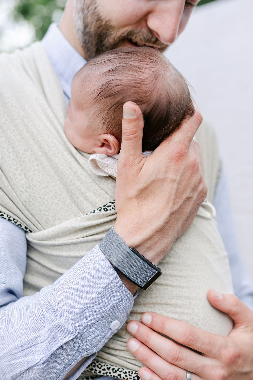 dad-cradling-babys-head-in-a-cream-baby-sling-bon-and-bear